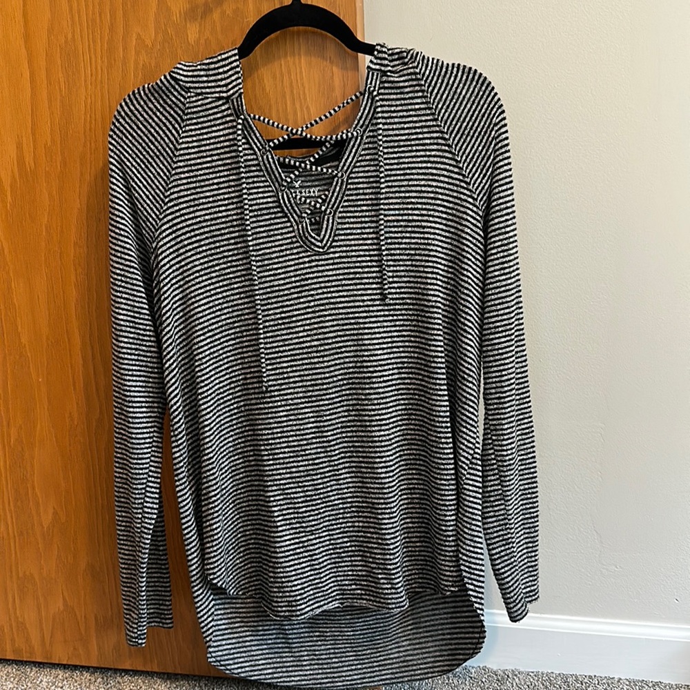 American eagle size L line sleeve shirt